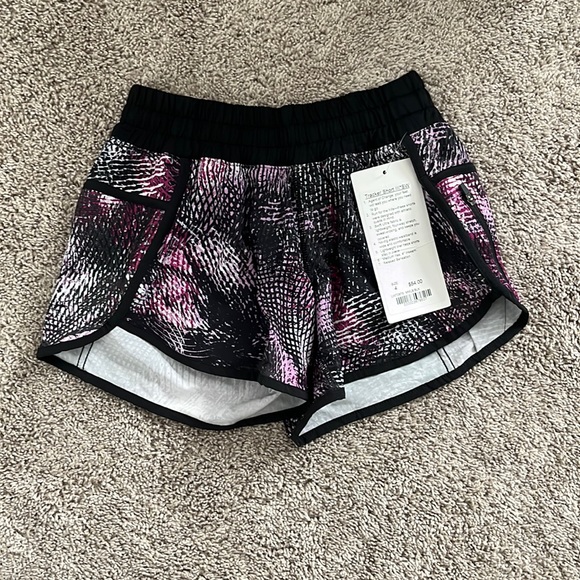 NWT Size 4 Lululemon Tracker Short III - Picture 1 of 5